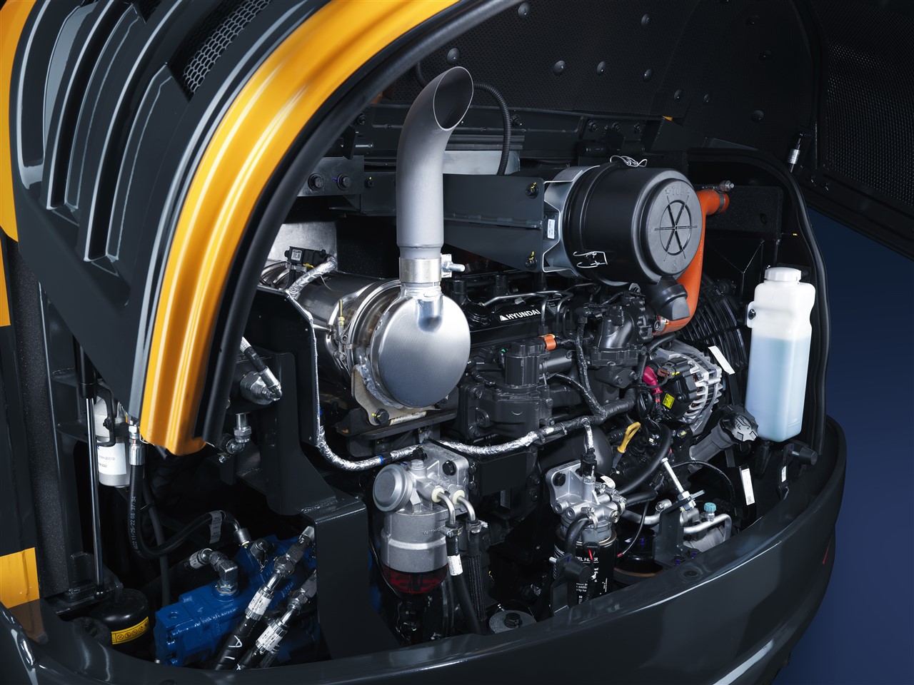 De nieuwe HX65A is de meest compacte en manoeuvreerbare rupsgraafmachine uit onze A-serie, maar biedt desondanks hoge prestaties en een uitstekende brandstofzuinigheid. Zodoende is hij ideaal voor werkzaamheden in krappe bouwlocaties in steden waar een laag geluidsniveau en lage emissies eveneens belangrijk zijn.